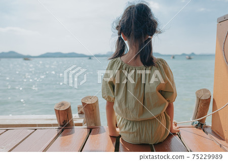 Happy little girl on vacation 75229989