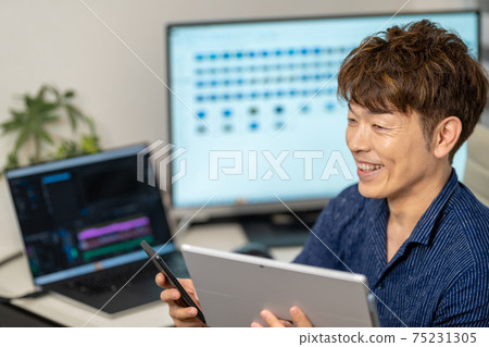 Video / Video Creator Male Laptop Video Production Video / Video Creator Male Laptop Video Production 75231305
