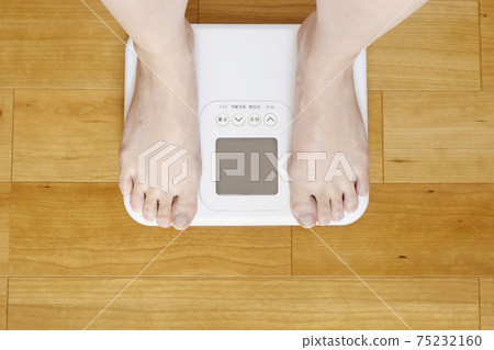 Women weighing Women weighing 75232160