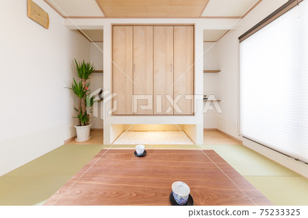 明亮的新房子中的日式房間 明亮的新房子中的日式房間 75233325