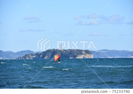Chigasaki coast gliding through the sea with wing sap 75233790