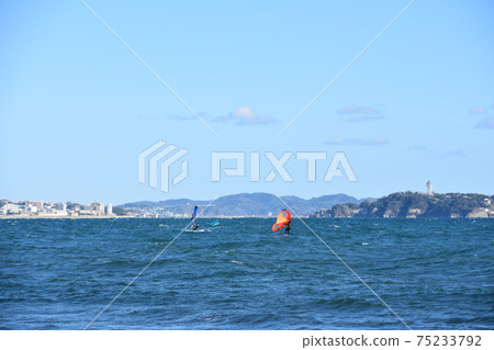 Chigasaki coast gliding through the sea with wing sap 75233792