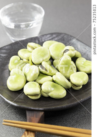 美味的蠶豆和清酒 美味的蠶豆和清酒 75235813