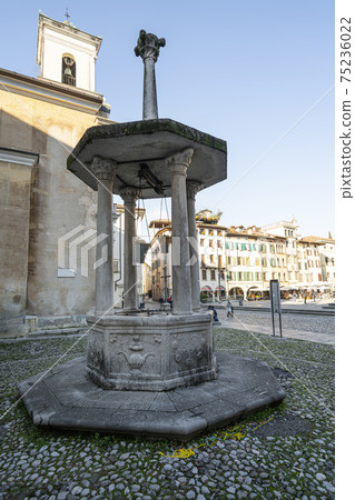 The Lanterna di Diogene well in Udine 75236022