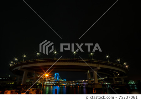 Night view where the lights of the Rainbow Bridge loop can be seen as a crown 75237061
