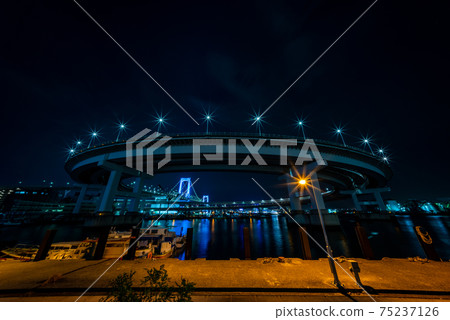 Night view where the lights of the Rainbow Bridge loop can be seen as a crown Night view where the lights of the Rainbow Bridge loop can be seen as a crown 75237126