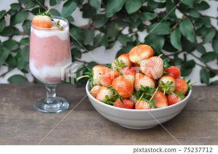 strawberry and strawberry yogurt smoothie 75237712
