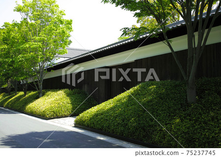 日本傳統的平舖的屋頂圍欄 75237745