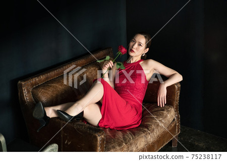 穿紅裙子的女人 75238117