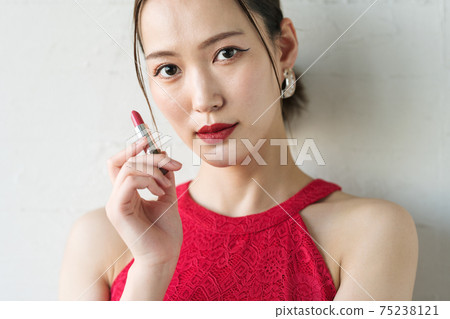 女人應用明亮的紅色唇膏 75238121