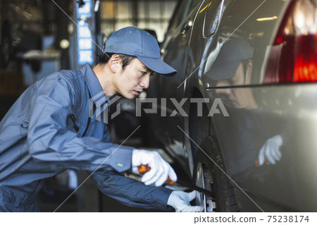 Auto mechanic 75238174