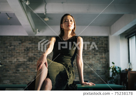 Celebrity female fashion model 75238178