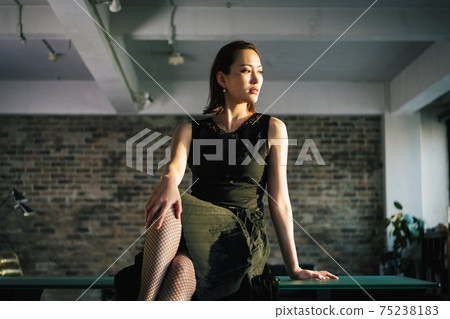 Celebrity female fashion model 75238183