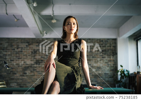 Celebrity female fashion model Celebrity female fashion model 75238185