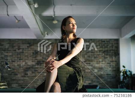 Celebrity female fashion model 75238186