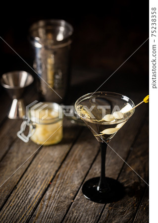 Gibson alcohol cocktail 75238358