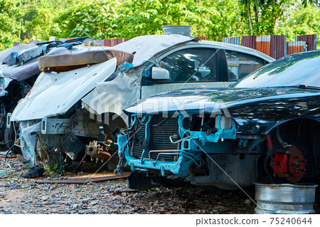 Parking of damaged cars after an accident 75240644