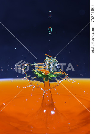 High-speed photography of water droplets High-speed photography of water droplets 75241005