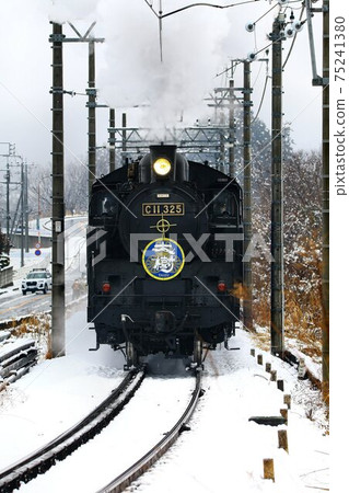 Steam locomotive going on a snowy road ... SL Taiki / C11-325 75241380