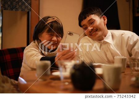 父母和孩子進行視頻通話 75243342