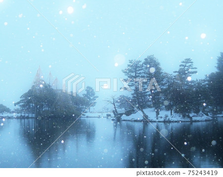 Early morning in Kenrokuen where it snows 75243419