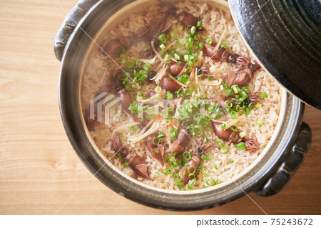Firefly squid rice cooked in a clay pot 75243672