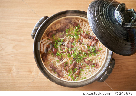 Firefly squid rice cooked in a clay pot 75243673