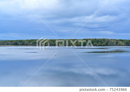 Scenery of Lake Shirarutoro in late autumn @ Hokkaido Scenery of Lake Shirarutoro in late autumn @ Hokkaido 75243966