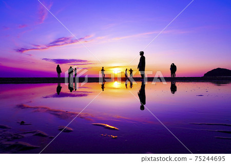 Sunset at Chichibugahama Kagawa Prefecture Sunset at Chichibugahama Kagawa Prefecture 75244695