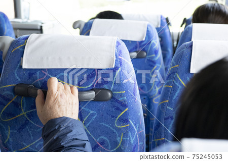 帶座椅欄杆的老人 75245053