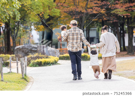 家庭在秋天公園玩 75245366