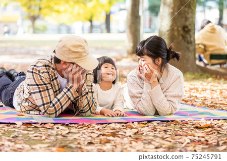 家庭/家人在秋天公園野餐 75245791