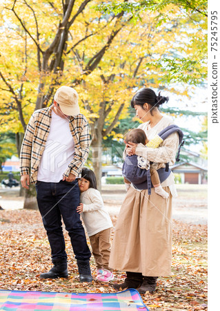 家庭在秋天公園玩 75245795