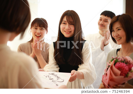 Women giving presents to transferees at work 75246394