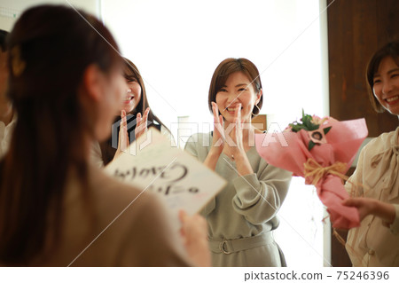 Women giving presents to transferees at work 75246396