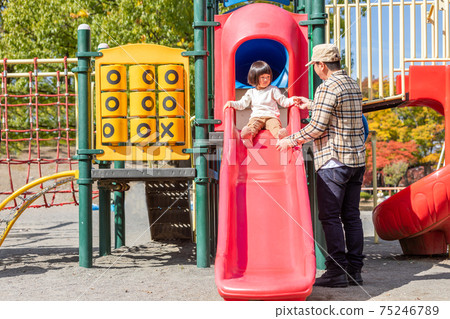 爸爸和孩子們在公園玩耍 75246789