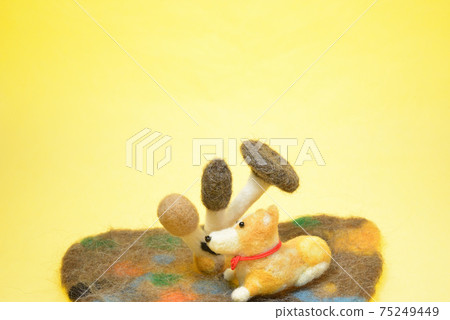 狗和蘑菇在黃色背景上 75249449