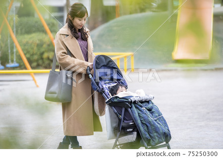 Parents walking in the park 75250300