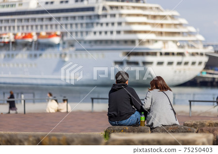 A lover dating at the port where a passenger ship berths 75250403