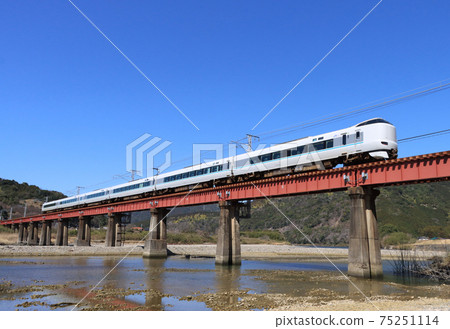 Limited express Kuroshio crossing the Hiki River on the Kisei Line 75251114
