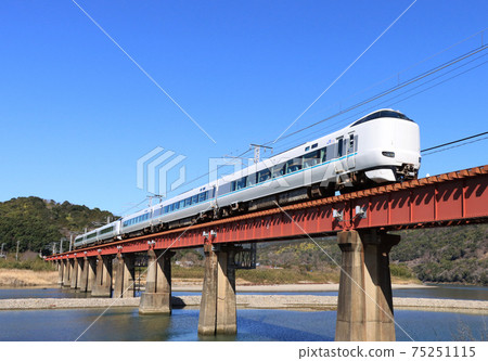 Limited express Kuroshio crossing the Hiki River on the Kisei Line 75251115