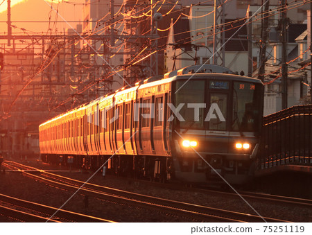 Series 223 Special Rapid Service running near Ashiya Station at dusk 75251119