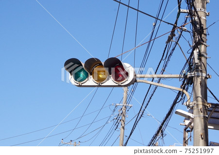 從前部接收升起的太陽的燈泡型交通信號燈（藍色）偽照明 75251997