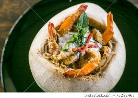 Thai steamed curry seafood in fresh young coconut 75252465