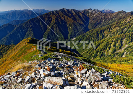 Harinokidake and Yakushidake in autumn colors and spear and Hotaka mountain range seen from the Northern Alps and Jiigatake 75252591