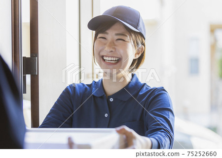 Female delivery staff 75252660