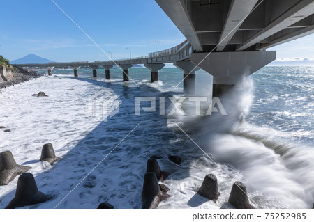 搖搖欲墜的海岸 75252985