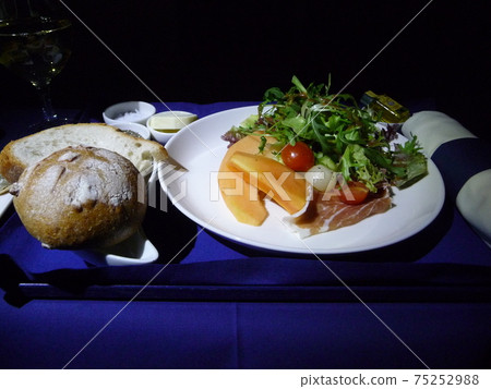 商務艙機上用餐 75252988