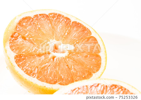 Cross section of grapefruit. 75253326