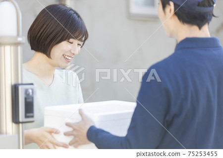 A male driver of a courier that delivers luggage 75253455